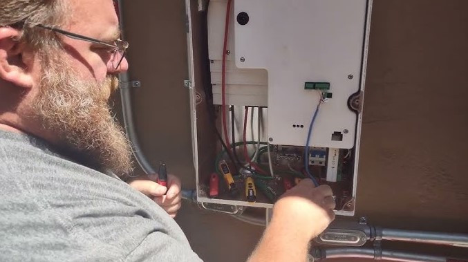 How to Use Milwaukee Voltage Detector